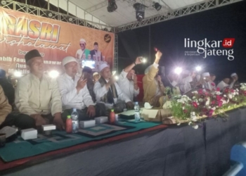 KHIDMAT: Kedungasri Bersholawat bersama Haabib Fauzi Al Munawar di embung desa Kedungasri. (Unggul Priambodo/Lingkarjateng.id)