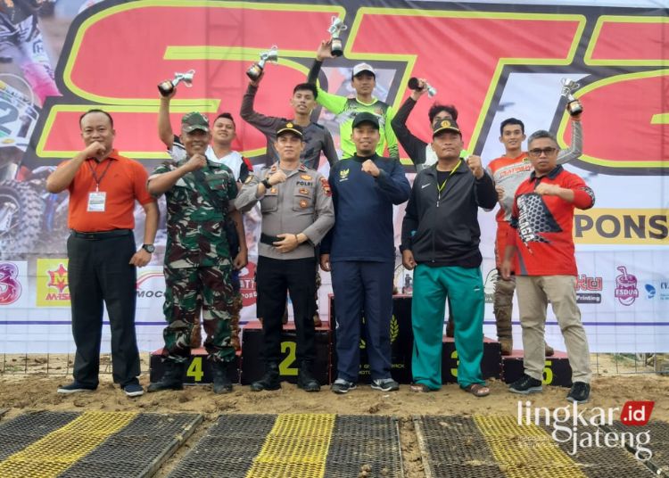 Penyerahan piala dan hadiah diberikan oleh Camat Sukolilo dan Muspimcan Sukolilo kepada para pemenang. (Dok. Lingkarjateng.id)