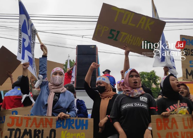 UNJUK RASA: Para buruh melakukan demonstrasi terkait usulan kenaikan UMK di depan gerbang Kantor Bupati Rembang, beberapa waktu lalu. (R.Teguh Wibowo/Lingkarjateng.id)
