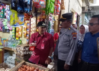 CEK HARGA: Bupati Semarang Ngesti Nugraha survei harga di warung kelontong di Pasar Projo, Kecamatan Ambarawa, Kabupaten Semarang, Selasa, 19 Desember 2023. (Hesty Imaniar/Lingkarjateng.id)