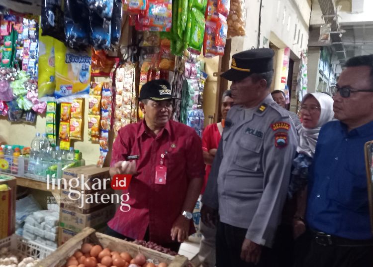 CEK HARGA: Bupati Semarang Ngesti Nugraha survei harga di warung kelontong di Pasar Projo, Kecamatan Ambarawa, Kabupaten Semarang, Selasa, 19 Desember 2023. (Hesty Imaniar/Lingkarjateng.id)
