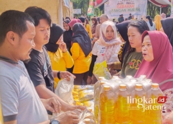 ANTUSIAS: Masyarakat menyerbu sembako dalam Gerakan Pangan Murah di Lapangan Desa Jinggotan, Kecamatan Kembang, Kabupaten Jepara, Selasa, 19 Desember 2023. (Tomi Budianto/Lingkarjateng.id)
