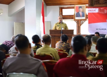 BERI ARAHAN: Pj Bupati Kudus Bergas Catursasi Penanggungan saat memberikan arahan dalam “Seminar Sinergitas Tim Terpadu Penanganan Konflik Sosial Tahun 2023” di Ruang Rapat Lantai IV Gedung A Setda Kudus, Senin, 18 Desember 2023. (Nisa Hafizhotus Syarifa/Lingkarjateng.id)