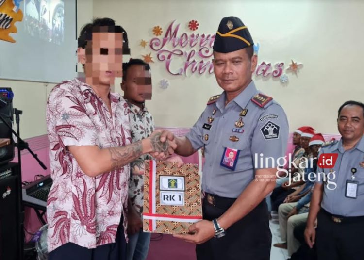 BERKAT NATAL: Kepala Lapas Kelas II A Ambarawa Mujiarto saat memberikan remisi khusus Natal 2023 kepada 24 napi di Lapas Ambarawa, Kabupaten Semarang, Jumat, 29 Desember 2023. (Dok. Humas Lapas Ambarawa/Lingkarjateng.id)