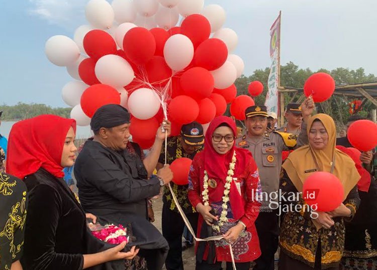Pantai Arnavat Surodadi Demak Resmi Diluncurkan, Wisata Pulau Kecil di Tengah Laut 25 BERSYUKUR: Bupati Eisti’anah melepas balon ke udara sebagai tanda peresmian Pantai Arnavat Surodadi (PAS) sebagai destinasi wisata baru di Kabupaten Demak, Rabu, 27 Desember 2023. (M. Burhanuddin Aslam/Lingkarjateng.id)