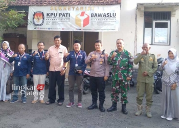 BERSINERGI: Panwaslucam Pati jalin sinergi bersama PPK Pati, Camat Pati, Kapolsek Pati, Danramil 01 Pati, Satpol PP, dan Pemimpin Redaksi Koran Lingkar, pada Jumat, 15 Desember 2023. (Panwaslucam Pati for Lingkar/Lingkarjateng.id)