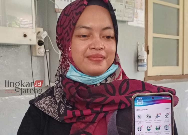 PUAS: Iska Riani Siti Aisyah, saat menunjukkan aplikasi Mobile JKN. (Setyo Nugroho/Lingkarjateng.id)
