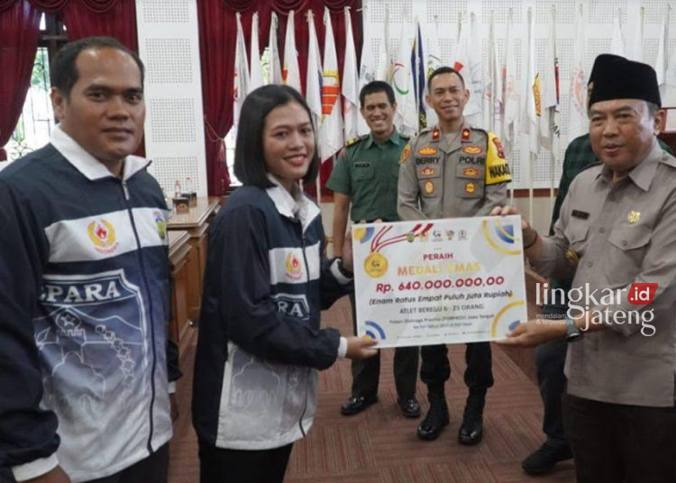 TEPATI JANJI: Pj Bupati Jepara Edy Supriyanta menyerahkan bonus kepada atlet dan pelatih berprestasi di Gedung Shima, Setda Jepara, Rabu, 6 Desember 2023. (Humas Jepara/Lingkarjateng.id)