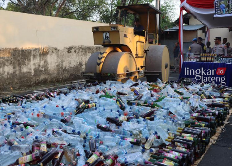 Pembahasan Perbup Peredaran Minuman Beralkohol di Pati Ditarget Selesai 2024 25 KERAHKAN ALAT BERAT: Pemusnahan minuman beralkohol (minol) oleh Polresta Pati, baru-baru ini. (Humas Polresta Pati/Lingkarjateng.id)