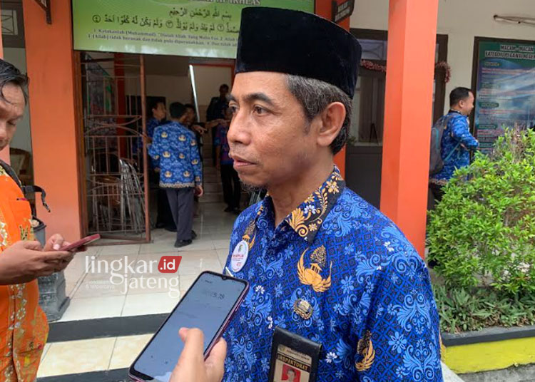 Plt Kepala Dindukcapil Kabupaten Demak, Kurniawan Arifendi diwawancarai Rabu, 6 Desember 2023. (M. Burhanuddin Aslam/Lingkarjateng.id)