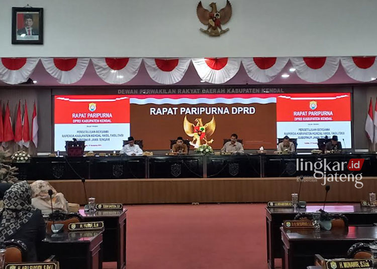 KHIDMAT: Suasana Rapat Paripurna DPRD Kendal pada Rabu, 27 Desember 2023 berlangsung lancar. (Arvian Maulana/Lingkarjateng.id)