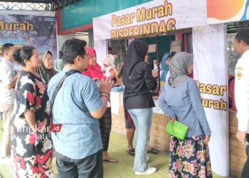 RAMAI: Masyarakat menyerbu pasar murah yang digelar oleh Pemkab Grobogan
yang bekerja sama dengan para pelaku usaha di wilayah setempat. (Eko Wicaksono/Lingkarjateng.id)