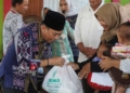 PENUH KASIH SAYANG: Pj Bupati Jepara Edy Supriyanta saat menyerahkan bantuan paket makanan kepada anak-anak di Desa Tahunan, Kecamatan Tahunan, Kabupaten Jepara. (Dok. Humas Jepara for Lingkar/Lingkarjateng.id)