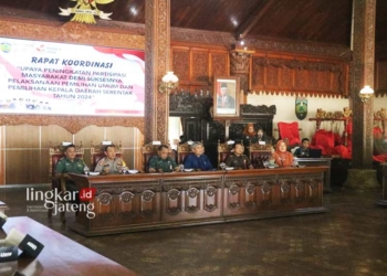 DISKUSI: Pelaksanaan “Rakor Upaya Peningkatan Partisipasi Masyarakat Demi Suksesnya Pelaksanaan Pemilu dan Pilkada Serentak 2024” di Pendopo R.A Kartini Jepara, pada Selasa, 5 Desember 2023. (Humas Jepara for Lingkar/Lingkarjateng.id)