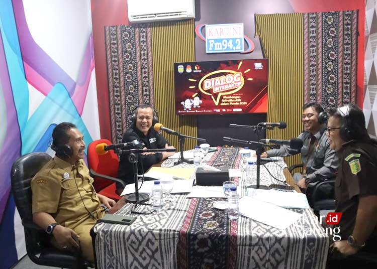 DIALOG: Sekda Jepara, Edy Sujatmiko (pertama dari kiri) dalam dialog interaktif bertajuk “Membangun Netralitas ASN dalam pemilu 2024” di Radio Kartini FM pada Senin, 11 Desember 2023. (Dok. Humas Pemkab Jepara/Lingkarjateng.id)