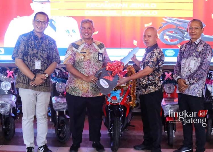 Pemkab Kudus Tingkatkan Kesadaran Masyarakat Bayar Pajak lewat Gebyar Hadiah 25 BAHAGIA: Pj Bupati Kudus Bergas Catursasi Penanggungan saat menyerahkan hadiah bagi pihak yang taat membayar pajak di Pendopo Kabupaten Kudus, pada Rabu, 27 Desember 2023. (Ihza Fajar/Lingkarjateng.id)
