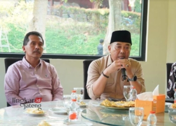 MUSYAWARAH: Pj Bupati Jepara Edy Supriyanta (kanan) didampingi Sekda Jepara Edy Sujatmiko dalam konferensi pers terkait isu yang menerpa PT BPR Bank Jepara Artha di Gama Candi Resto, Semarang, baru-baru ini. (Tomi Budianto/Lingkarjateng.id)