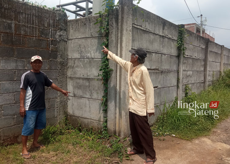 KESAL: Warga Dusun Ngelo Karangbener Kudus menuntut parit sawah yang tertutup tembok pagar bangunan perumahan untuk dibongkar karena merebut tanah milik swadaya warga. (Ihza Fajar/Lingkarjateng.id)