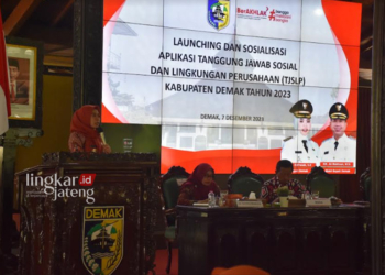 SAMBUTAN: Bupati Demak Eisti’anah saat memberikan pidato dalam acara launching aplikasi TJSPL di Pendopo Kabupaten Demak pada Kamis, 7 Desember 2023. (M. Burhanuddin Aslam/Lingkarjateng.id)