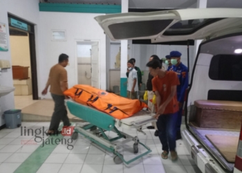 EVAKUASI: Proses autopsi RSUD Soewondo Pati korban KM Sido Dadi Santoso Juwana yang tewas setelah keracunan gas. (Dok. Satpolairud Polresta Pati for Lingkar/Lingkarjateng.id)
