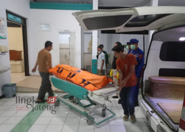 EVAKUASI: Proses autopsi RSUD Soewondo Pati korban KM Sido Dadi Santoso Juwana yang tewas setelah keracunan gas. (Dok. Satpolairud Polresta Pati for Lingkar/Lingkarjateng.id)