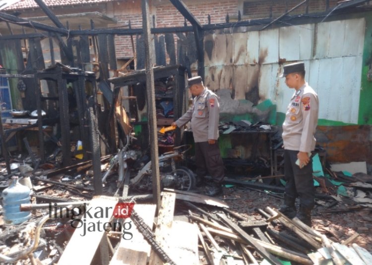 OLAH TKP: Polsek Demak Kota saat olah TKP kebakaran rumah milik warga Desa Bango, RT 2 RW 1 Kecamatan Demak Kabupaten Demak. (Muhammad Burhanuddin Aslam/Lingkarjateng.id)