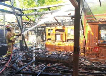 BERJIBAKU: Petugas Damkar saat memadamkan si jago merah yang melalap rumah milik Setu. (Dok. Polres Grobogan for Lingkar/Lingkarjateng.id)