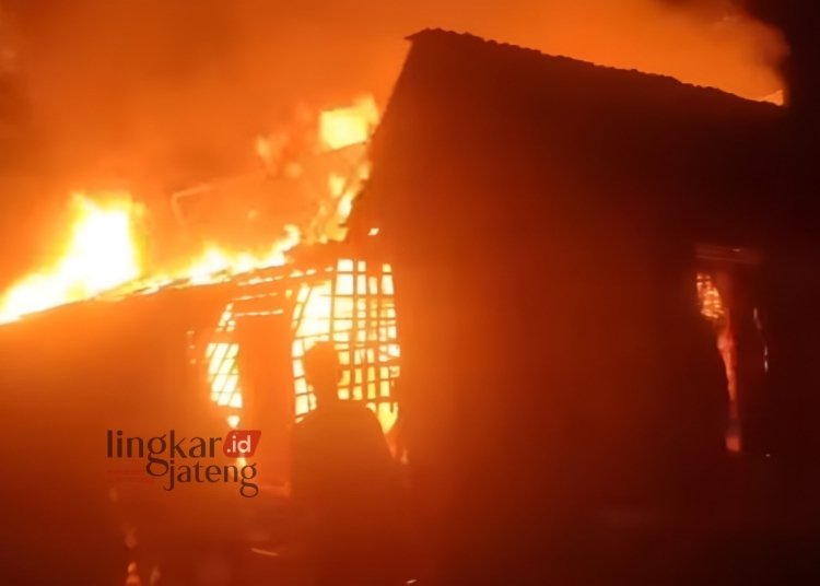 BERKOBAR: Si jago merah membakar rumah milik Sukardi di Desa Jambon, Kecamatan Pulo Kulon, Kabupaten Grobogan. (Dok. Polsek Pulokulon for Lingkar/Lingkarjateng.id)