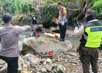 OLAH TKP: Petugas kepolisian saat melakukan olah TKP di sungai objek wisata Cimory Semarang. (Hesty Imaniar/Lingkarjateng.id)
