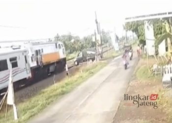 TANGKAPAN LAYAR: Rekaman CCTV detik-detik mobil penjual sayur tertabrak KA Kamandaka. (Unggul Priambodo/Lingkarjateng.id)