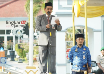 Sekda Kendal, Sugiono saat memimpin upacara peringatan Hari Bela Negara ke-75. (Arvian Maulana/Lingkarjateng.id)