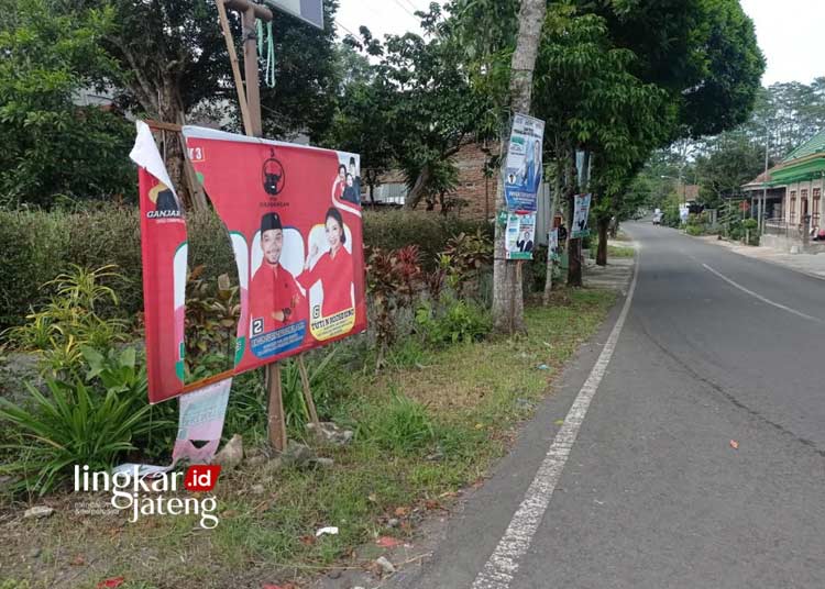 ROBEK: Salah satu alat peraga kampanye caleg PDIP yang terpasang di daerah Randuacir, Argomulyo, Salatiga dirusak dirusak orang tak dikenal, Jumat, 15 Desember 2023. (Angga Rosa/Lingkarjateng.id)