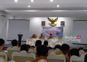 SEREMONIAL: Agenda serah terima bantuan listrik di Ruang Abdi Praja Setda Kendal, Senin, 4 Desember 2023. (Arvian Maulana/Lingkarjateng.id)