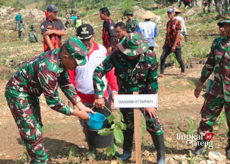 PENGHIJAUAN: Dandim 0718/Pati beserta personel jajaran menanam bibit pohon di Pegunungan Kendeng, Jumat, 8 Desember 2023. (Setyo Nugroho/Lingkarjateng.id)