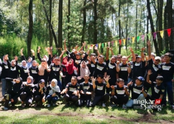 SERU: Keluarga besar Lingkar Media Group saat outbound di Coban Rondo, Malang, Jawa Timur pada Minggu, 24 Desember 2023. (Dok. LMG/Lingkarjateng.id)