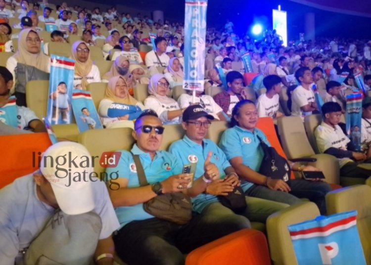BERSEMANGAT: 3 delegasi Relawan Bocahe Gibran Nusantara Pati saat menghadiri konsolidasi kemenangan Prabowo-Gibran di Sentul Internasional Convention Center, Kabupaten Bogor, Jawa Barat. (Arif Febriyanto/Lingkarjateng.id)