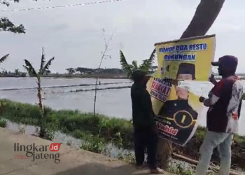 MENCEMASKAN: APK berupa baliho milik salah satu Caleg DPRD Kabupaten Demak nampak sobek, Selasa, 5 Desember 2023. (M. Burhanuddin Aslam/Lingkarjateng.id)
