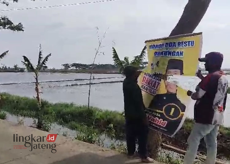 MENCEMASKAN: APK berupa baliho milik salah satu Caleg DPRD Kabupaten Demak nampak sobek, Selasa, 5 Desember 2023. (M. Burhanuddin Aslam/Lingkarjateng.id)