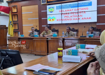 SAMBUTAN: Sekda Jepara Edy Sujatmiko saat memaparkan terkait perlindungan anak di Ruang Rapat R.M.P. Sosrokartono Jepara pada Senin, 11 Desember 2023. (Dok. Humas Jepara/Lingkarjateng.id)