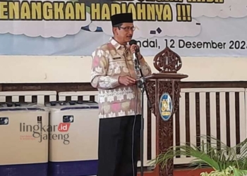 BERI SAMBUTAN: Sekretaris Daerah (Sekda) Kendal, Sugiono memberikan sambutan dalam acara Undian Tabungan Masyarakat Desa (Tamades) PT BPR BKK Kendal Tahun 2023. (Arvian Maulana/Lingkarjateng.id)