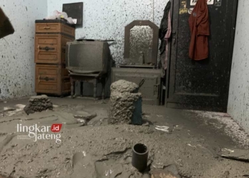 PENUH LUMPUR: Kamar milik Mohamad Sholi dipenuhi lumpur, akibat semburan lumpur yang bersumber dari bawah tanah. (M. Burhanuddin A/Lingkarjateng.id)
