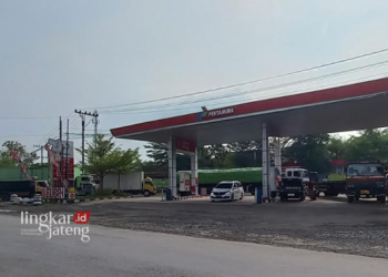 MENGULAR: Terlihat sejumlah kendaraan besar mengantre untuk mengisi BBM di SPBU Weleri, Kendal, Kamis, 21 Desember 2023. (Arvian Maulana/Lingkarjateng.id)