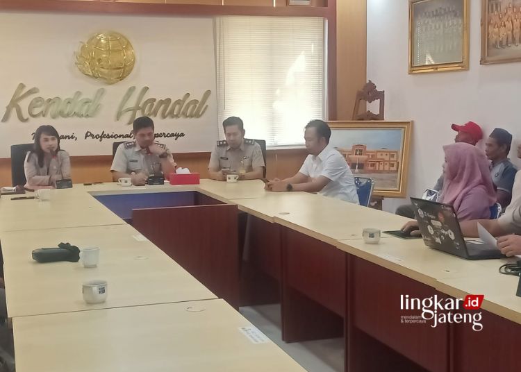 AUDIENSI: Anggota DPRD Provinsi Jateng, Paramita Atika Putri mengajak warga Kendal terdampak Jalan Tol Semarang-Batang menemui Kepala BPN Kendal, Agung Taufik Hidayat, terkait proses sertifikat tanah pada Senin, 11 Desember 2023. (Unggul Priambodo/Lingkarjateng.id)