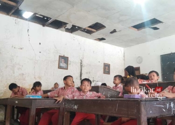 TERPAKSA: Kegiatan Belajar Mengajar (KBM) tetap berlangsung dengan kondisi ruang kelas yang rusak di SDN 1 Karanglangu, Kecamatan Kedungjati, Kabupaten Grobogan. (Dok. SD for Lingkar/Lingkarjateng.id)