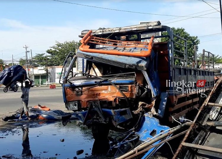 RINGSEK: Truk bermuatan ban kendaraan alat berat menabrak pintu halaman Kantor Bupati Rembang, Senin, 11 Desember 2023. (R.Teguh Wibowo/Lingkarjateng.id)