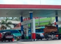 ANTRE: Tampak sejumlah kendaraan bermotor saat antre bio solar di SPBU Tengaran, Kabupaten Semarang. (Angga Rosa/Lingkarjateng.id)