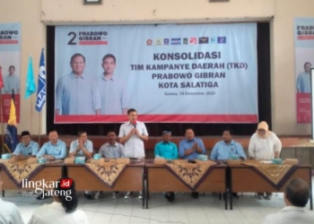 TKD KIM Salatiga Gelar Sayembara Rp 10 Juta Buru Perusak APK Prabowo-Gibran 29 KONSOLIDASI: Ketua DPC Partai Gerindra Kota Salatiga, Yuliyanto, saat memimpin rapat tim kampanye daerah untuk pemenangan Prabowo-Gibran di Salatiga pada Selasa, 19 Desember 2023. (Angga Rosa/Lingkarjateng.id)