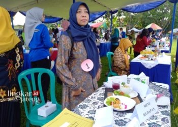 KREASI: Hasil kreasi menu stunting dari salah satu peserta lomba dalam kegiatan Peringatan Hari Kesehatan Nasional di lapangan Desa Karangayu, Kecamatan Cepiring, Kabupaten Kendal. (Arvian Maulana/Lingkarjateng.id)