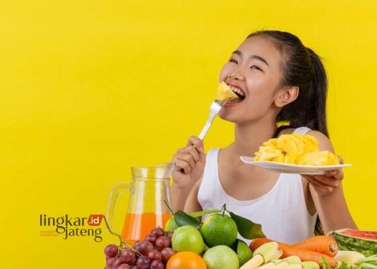 Efektif Jaga Pola Makan, Ini 5 Manfaat Mindful Eating bagi Tubuh 25 ILUSTRASI: Seorang perempuan mempraktikkan mindful eating. (Freepik @jcomp/Lingkarjateng.id)