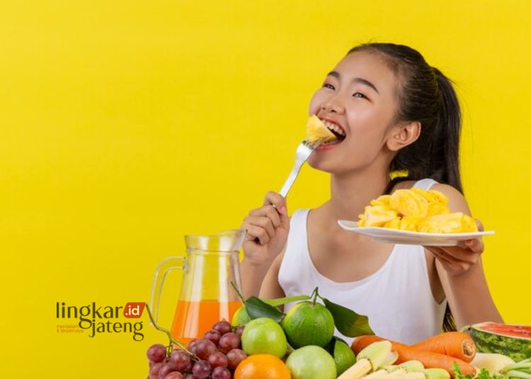 ILUSTRASI: Seorang perempuan mempraktikkan mindful eating. (Freepik @jcomp/Lingkarjateng.id)